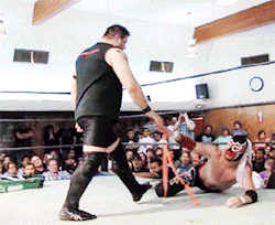 mithen-gifs-wrestling:  Kevin Steen versus