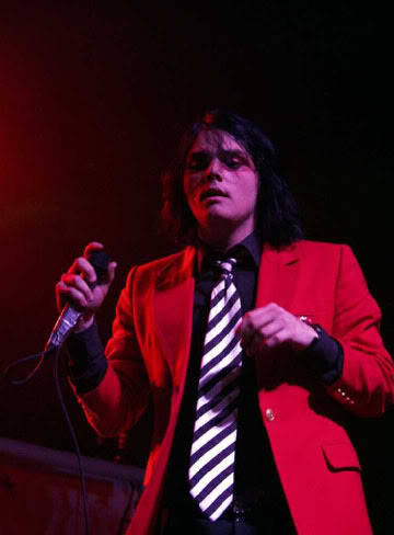 whatthebec:  Gerard Way in Red 