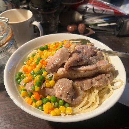 Cooked chicken from May 2020.
Chicken thighs from May 27, 2020, found in the freezer, thawed, sprinkled with salt, soaked in olive oil, cut, and pan-fried.
Mixed Vegetables.
Spaghetti is De Cecco No. 12. Cooked longer, salt + olive oil.
The chicken...