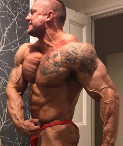 musclegodselfies:Guy Harding