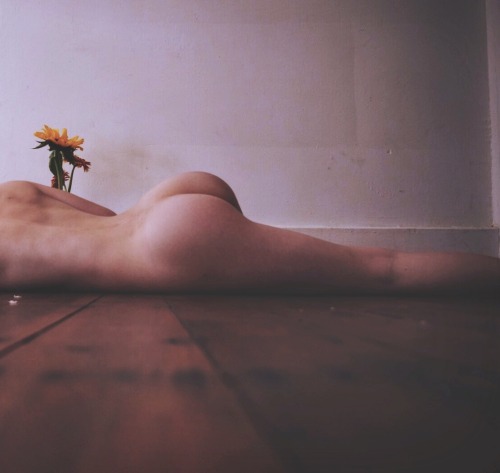 jolisexe:  Flowers growing wild and free // self portrait 