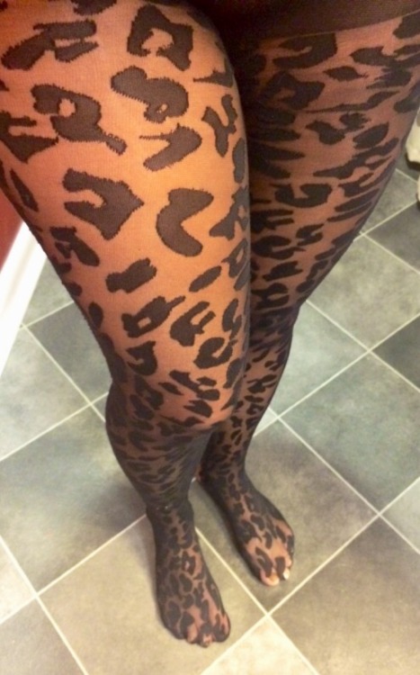 mattblevins1974:Lilly’s showing off her petite legs and feet in leopard print pantyhose