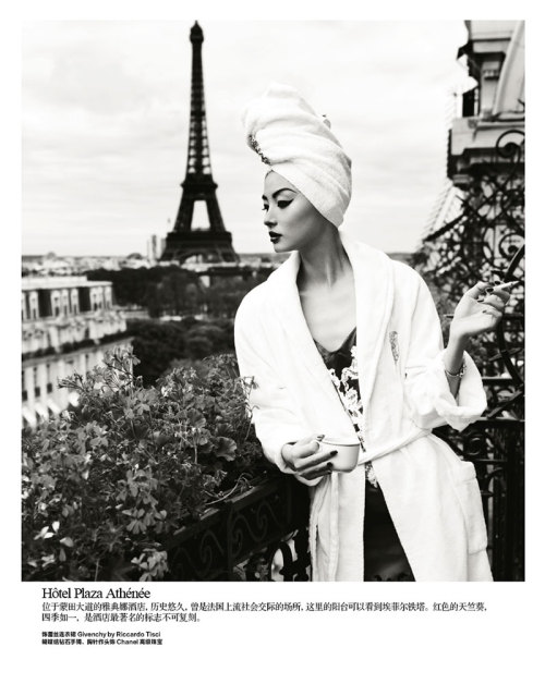 Une Journée à Paris – Celebrating its 26th anniversary, the October issue o