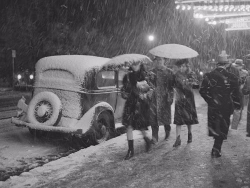 yesterdaysprint:Valentines day snowstorm, Boston, February 14, 1940