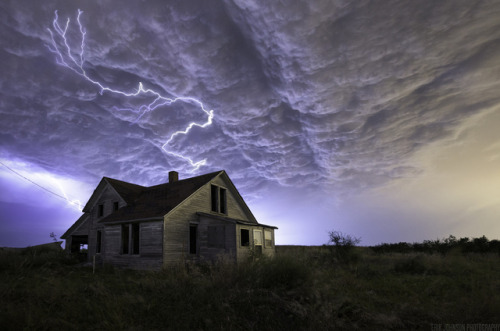 satandoesntlikeyourattitude:  harasielite:  sixpenceee:  “My camera captured lightning over this abandoned house in rural Nebraska” via reddit user erikjohnsonphoto  Is this where Courage lives   This is where I live 