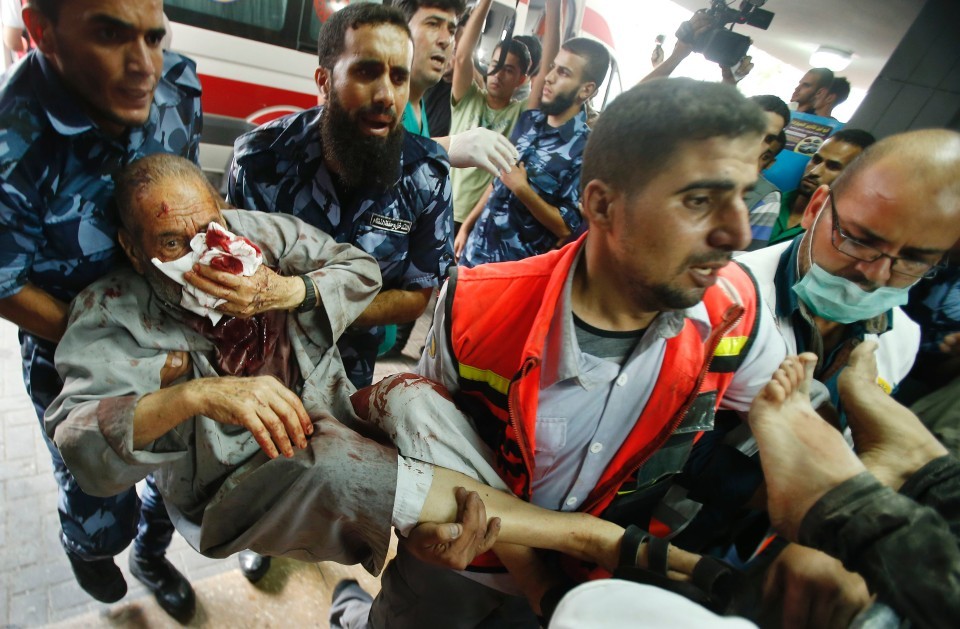 fotojournalismus:  Thousands flee Gaza’s Shujaiyah after night of terror | July
