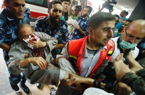 fotojournalismus:  Thousands flee Gaza’s Shujaiyah after night of terror | July 20, 2014 They walked in their thousands, barefoot and in their pyjamas, streaming out of the eastern Gaza district of Shujaiyah after a night of non-stop Israeli bombing.