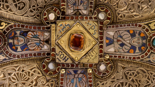 erikkwakkel:sexycodicology:Details from the rear cover of the Lindau Gospels.Gilt silver, enamel, an