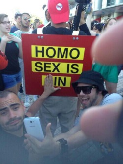 gaykissesandlove:  Lol , how creative .