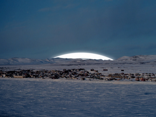 edwardspoonhands:  the-science-llama:  If Earth Had Rings First off, they would be really pretty to look at. They would also dominate the sky in both night and day at exactly the same place as they would never rise nor set. And at night you would see