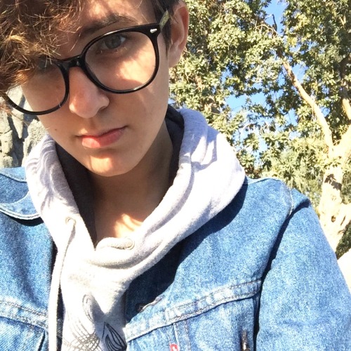 craftkiddo:  soaking up the sunshine vitamin today ft my frizzy hair