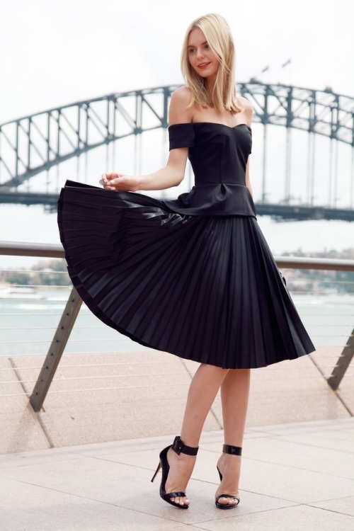 writer4940: fadingrainbows:Jessica SteinIG: tuulavintage Jayden Stein  So feminine and so beautiful 