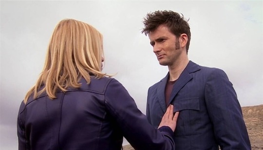 tinyconfusion:  badwolfxoncomingstorm: Let’s be real, Tentoo would be the needy one in the relationship. He needs to hug Rose after a hard day, he needs to kiss her for at least two full minutes before they go to bed each night, and he definitely needs