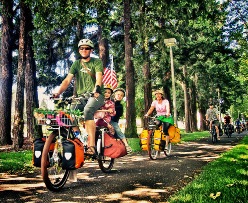 cardosystems: pedicabconfession:  Love of the family on Flickr.  Great pic! Almost made us forget it
