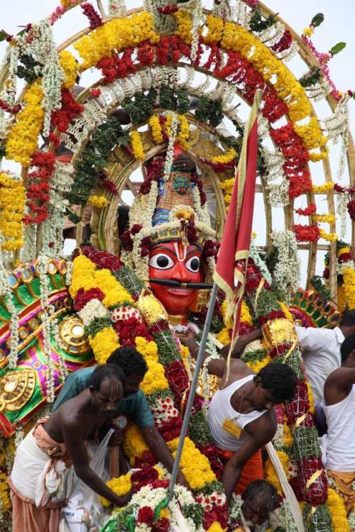 Aravan’s head is worshipped at Koothandavar temple, he is given a temporary body when placed on the 