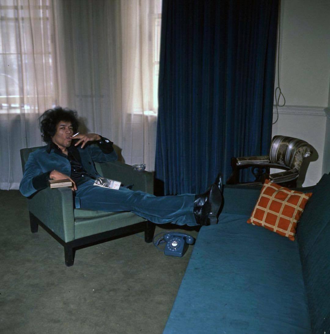 aflashbak:  Jimi Hendrix at Ringo Starr’s apartment at 34 Montagu Square, Marylebone,