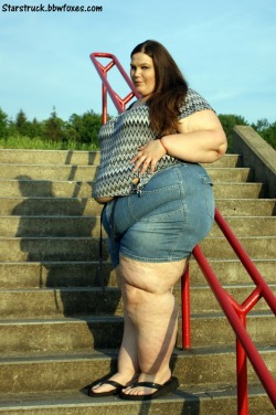 canklelover:  starstruckbbw:  So happy to have summer back so I can rock shorts and show off my chunky legs!   OMG look at those sexy cankles!