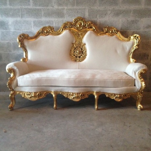 vint-agge-xx:RoccoGold trim furniture 1700s’I’m 100% certain that this is modern furniture that’s he