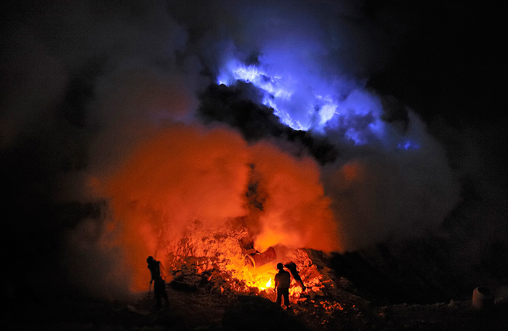 arpeggia:  Kawah Ijen, Indonesia“Kawah Ijen is one of several volcanoes located