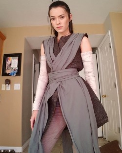 Love-Cosplaygirls:  Joanie Brosas As Rey (Star Wars: The Last Jedi)