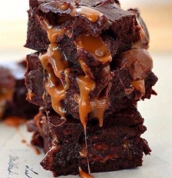 bonapetittcom:  Caramel Kisses Brownies.