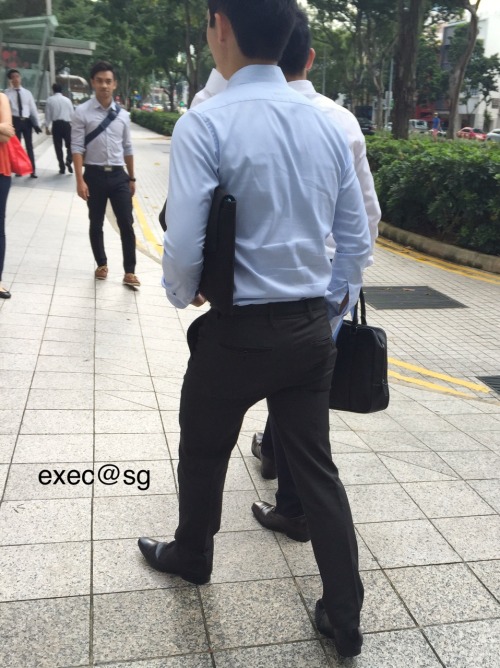 execsg: Hot young sg exec spotted @sgboyssss @sgboi @sgsexyboys @sghotwinksDid he forget a belt?