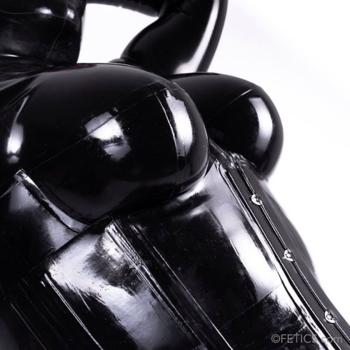 How about some big latex boobs in your face this morning?? #strappylatex #latex #latexplay #latexsui