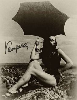 vampirastrangeworld:  Vampira