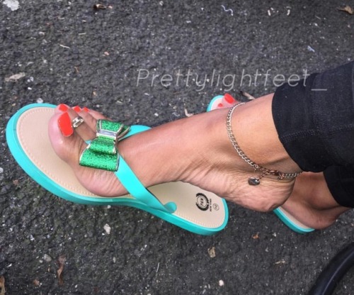 zetpoy: cincifootlover:  freakyebonyfeettoes: What would you say ? Very pretty n sexy   Kneel and ki