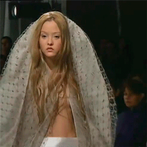  Devon Aoki, Ocimar Versolato Fall 1999 Haute Couture  queen