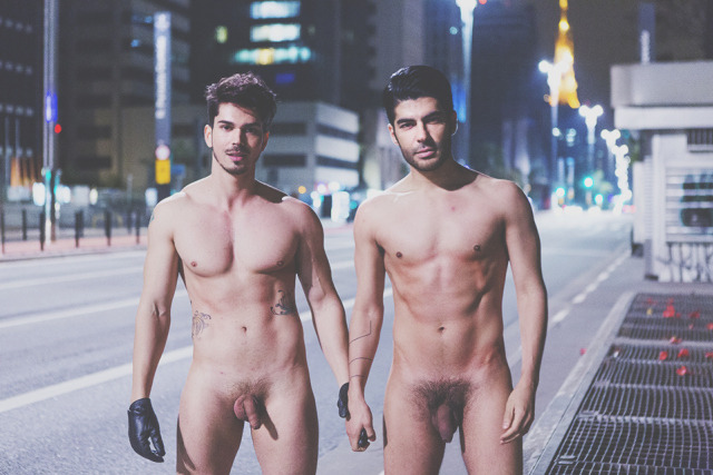 accidentalbear:  (via Brazilian Couple Protests Homophobia with Public Nudity | NSFW)