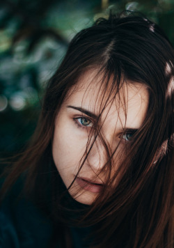 ireneheiwa:                                                |GREEN¤EYES| Photography by @davphotofunk 🍃Model: Me  &quot;Ella no era una dama refinada, era su propio caballero con espada. Luchadora sin dueño con fuerza en