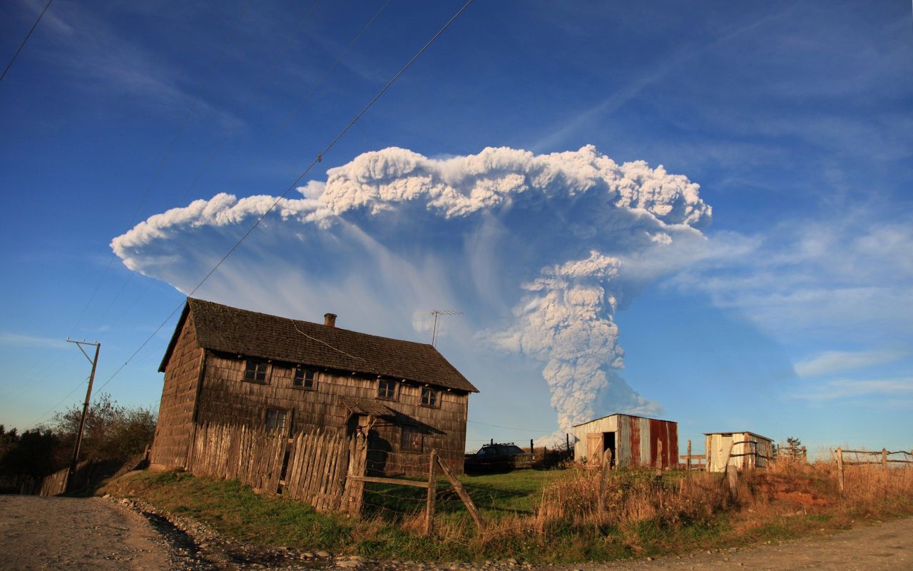 karlrincon:  Just wow!  An incredible photos of Chile’s Calbuco Volcano erupting. 