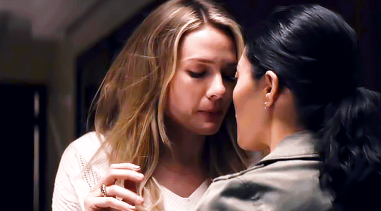 Pretty Little Liars Lesbian Gifs - maybe we do â€” damnamour: 1x01 deleted scene