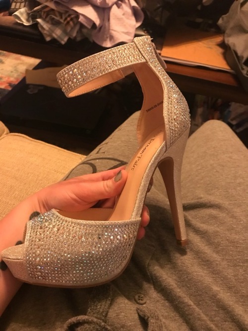 microkittycosplay:  Feelin’ like @shonomi-art when I picked these out for weiss!   It’s actually kind of funny, but I never thought to keep my heels on during shoots until I started following their art 