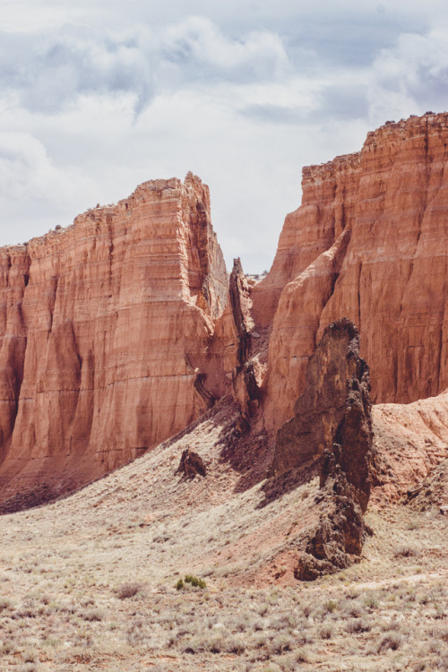 coyote-in-space:Black lava fin cutting through the Entrada sandstone