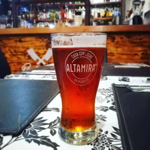 Altamira : Craft beer of Valparaiso (Amber Ale) ตอนสั่ง ถามพนักงานว่ามีเบียร์ไรมั่ง นางก็บอกมี Lager