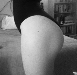 jessisonfire:  I just showered and now I’m all smooth and soft and I’m full of luuuuuurve because I get to see my beau tomorrow so here’s a photo of my bum!