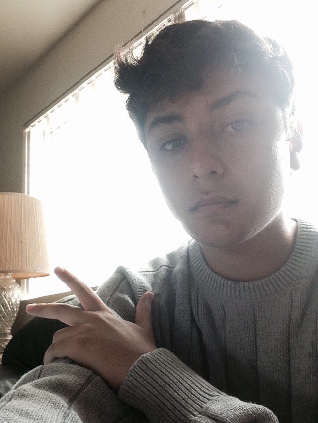 ryan-is-ok:  ignore the ugly lamp and my nasty pimples and i look alright