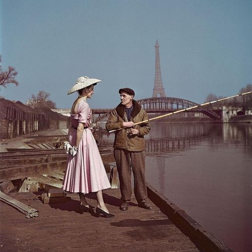 A model wearing #Dior on the banks of the Seine, #Paris, 1948 ift.tt/2lABMvt