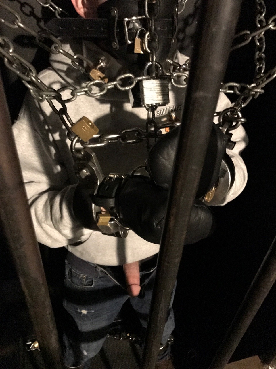 seabondagesadist:  Kidnapped twink chained up in the cell. 😈  I picked him up