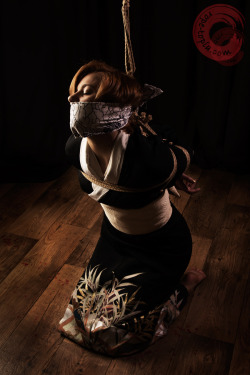 gorgone-kinbaku:  Ropes by Wykd_DavePhotography by Clover BrookModel : Gorgonehttp://rope-topia.com/http://gorgone-kinbaku.com 