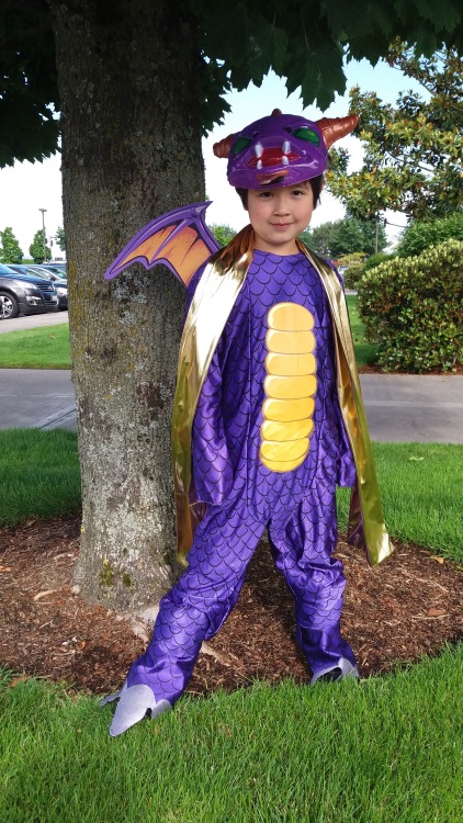 moxymtg:Baby Garruk is loose. Watch out he cray.Purple KinderBolas (mod’d Spyro costume)–not having 