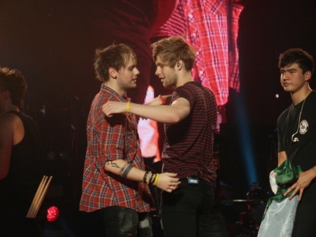 wastethemuke:  When your friends are all lovey-dovey so you just stand there like