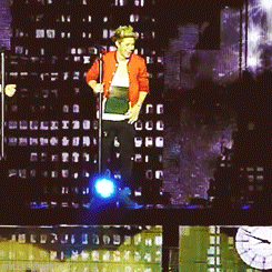 saynahin:  Niall giving the Irish crowd what they want (x) 