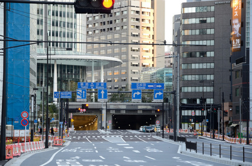 jpnys: View on “McArthur Road” in Tora-no-mon by ykanazawa1999 on Flickr.