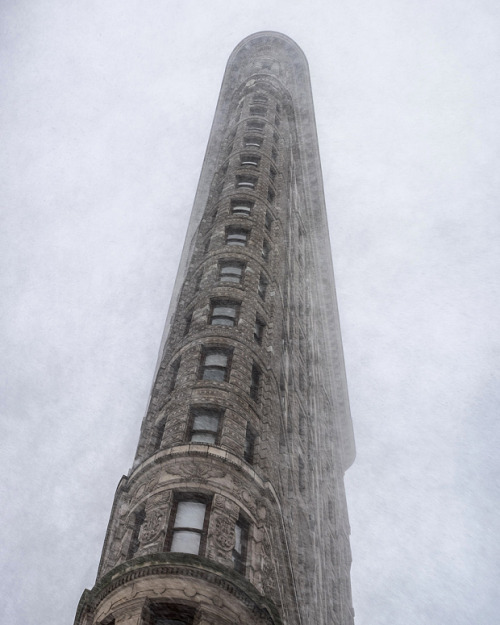 steampunktendencies:Incredible photos of the famous Flatiron building (1900-1902) in New York  durin