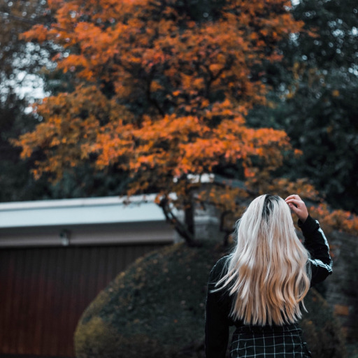 "Ich habe diesen einen Freund. Ich kenne ihn seit der ersten Klasse. Er war der coolste Junge der ganzen Grundschule, weil er jede Pause mit mir verstecken gespielt und mich manchmal von der Schule bis nach Hause gebracht hat, wenn ich Angst hatte allein