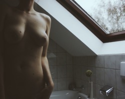 cocohnutskin:  i like my collar  bone here.self portrai by @cocohnutskin