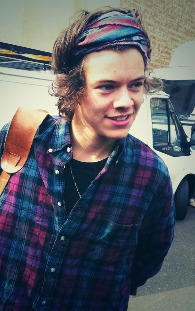 direct-news:  Harry outside the studio (28/3/14) 